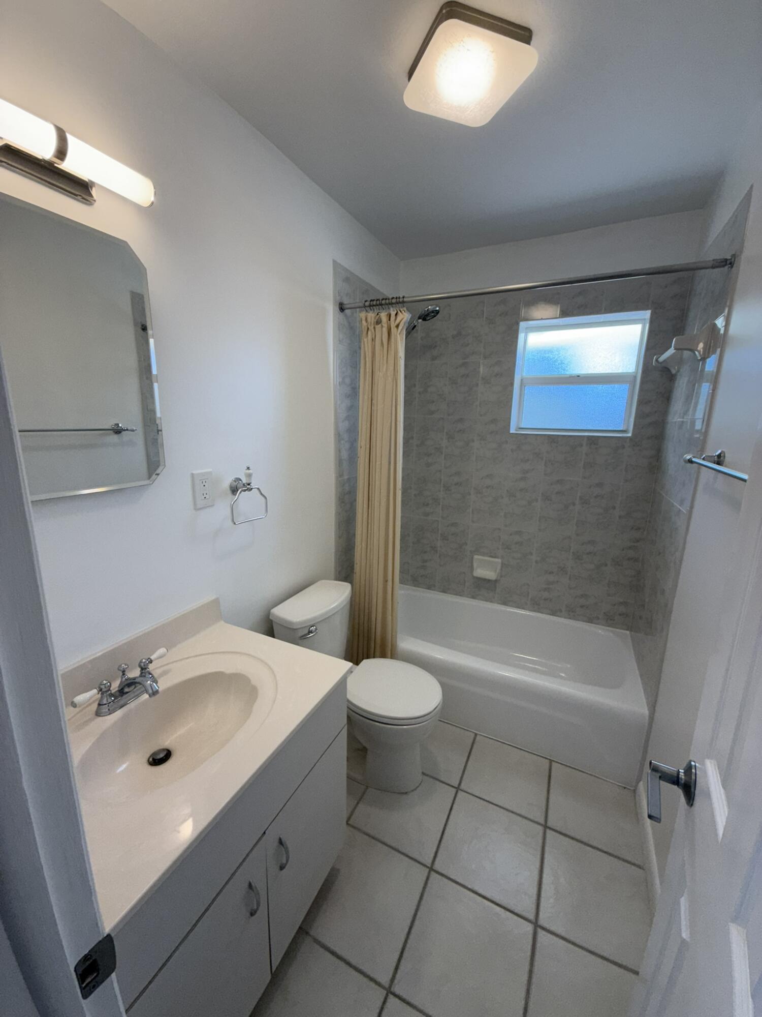 435 Collins Street Unit: upstairs only