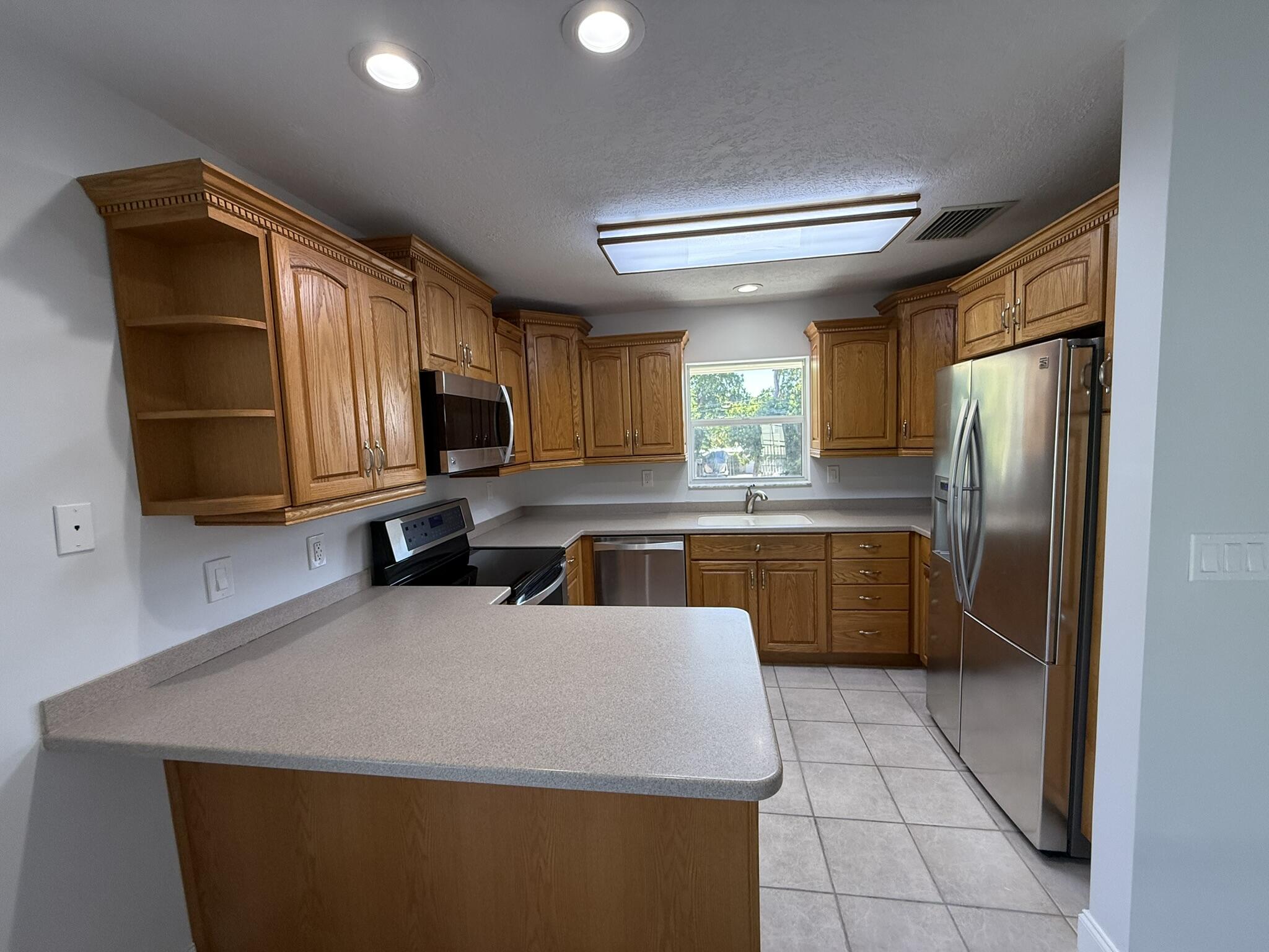 435 Collins Street Unit: upstairs only