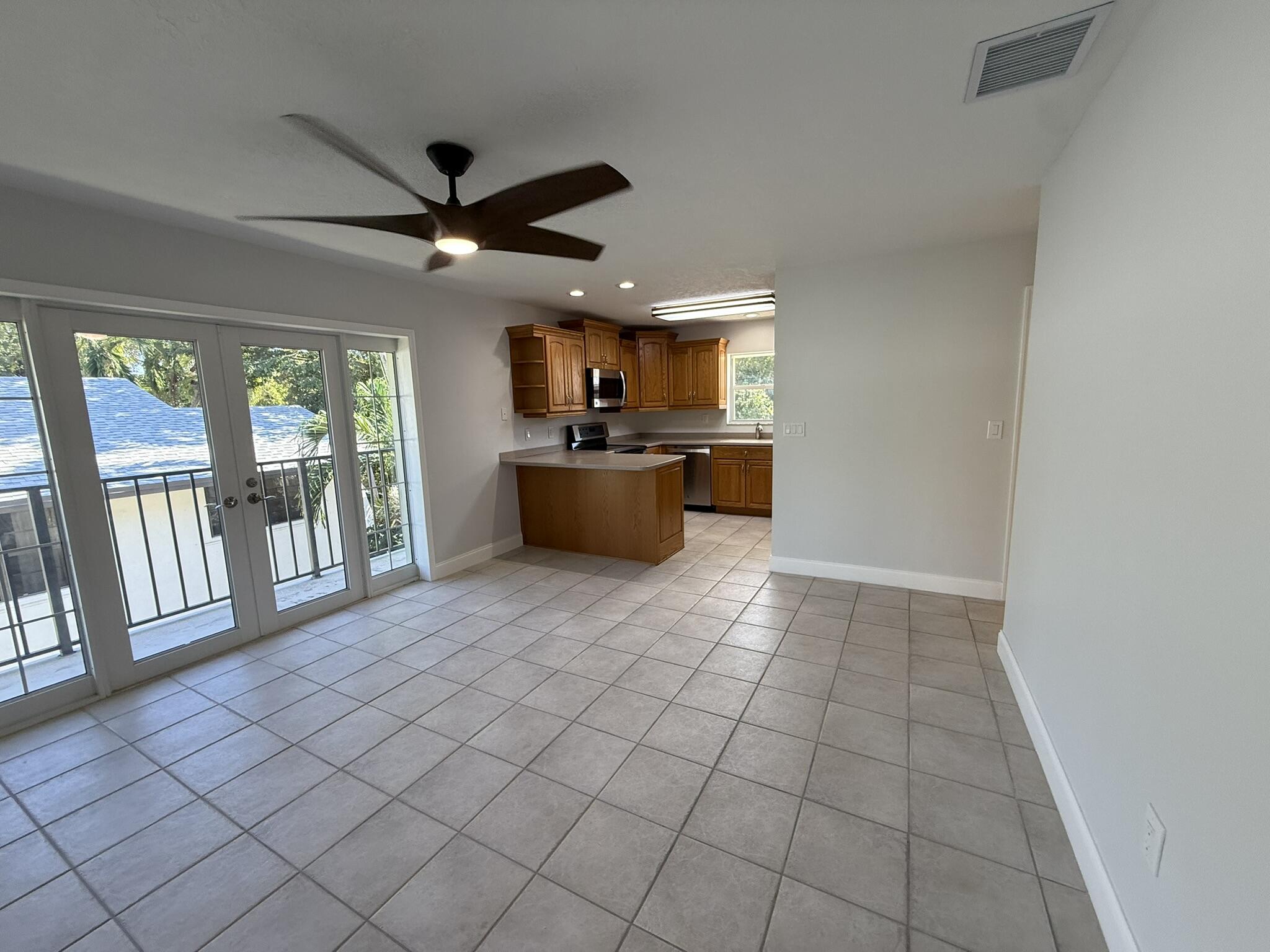 435 Collins Street Unit: upstairs only