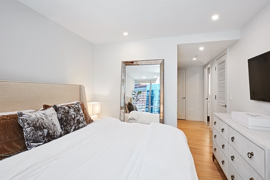 133 Seaport Blvd # 905