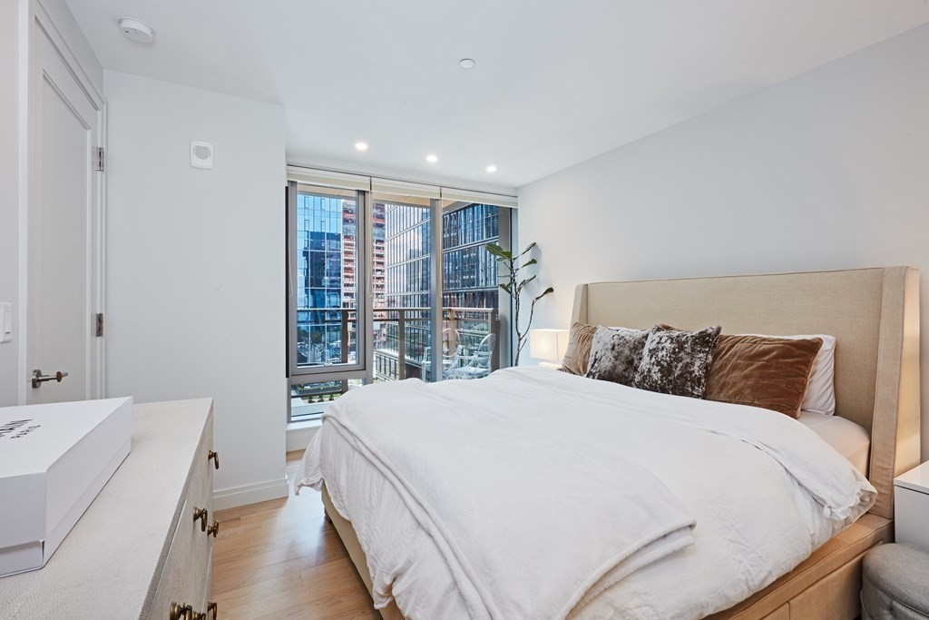 133 Seaport Blvd # 905