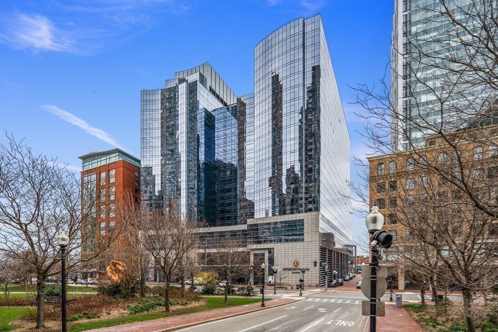 500 Atlantic Ave # 18A