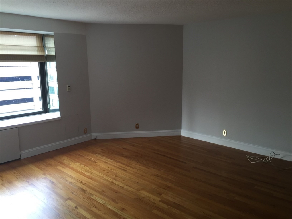 85 E India Row # 8G