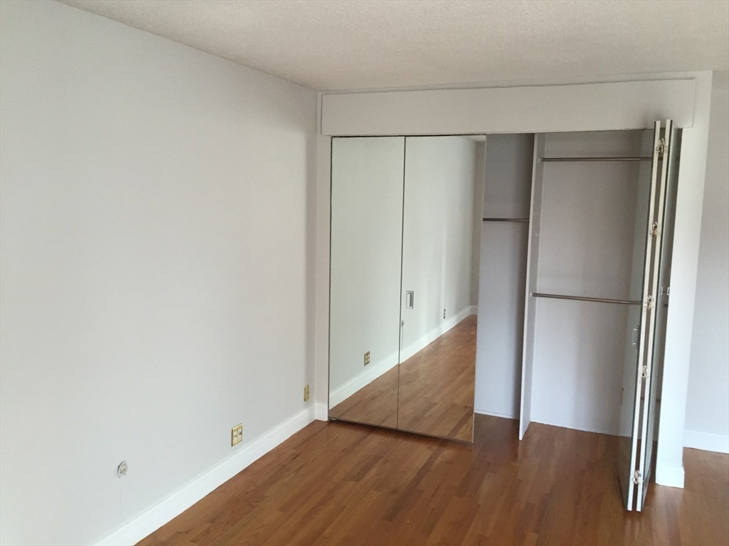 85 E India Row # 8G