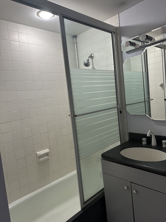 85 E India Row # 8G