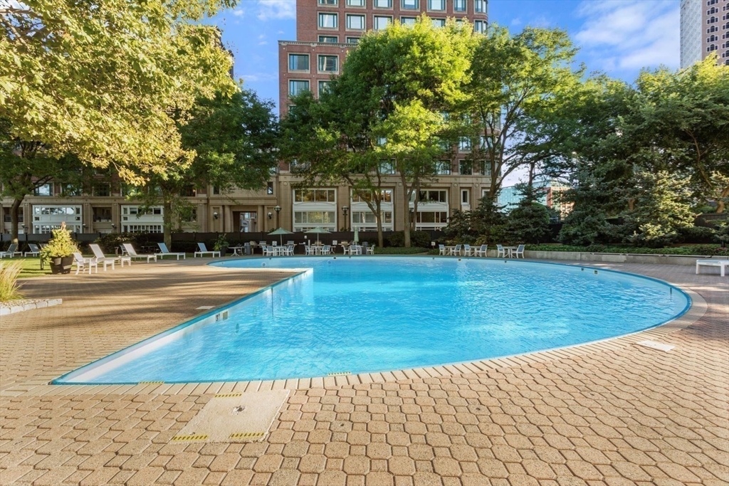 85 E India Row # 8G