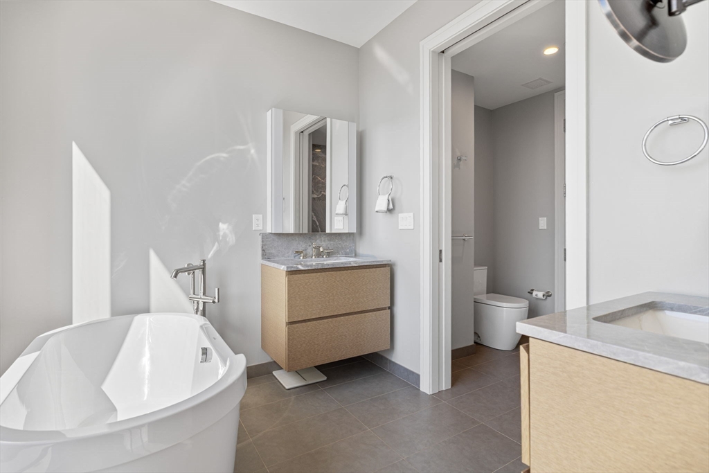 133 Seaport Blvd # 3A Unit: PH 3A