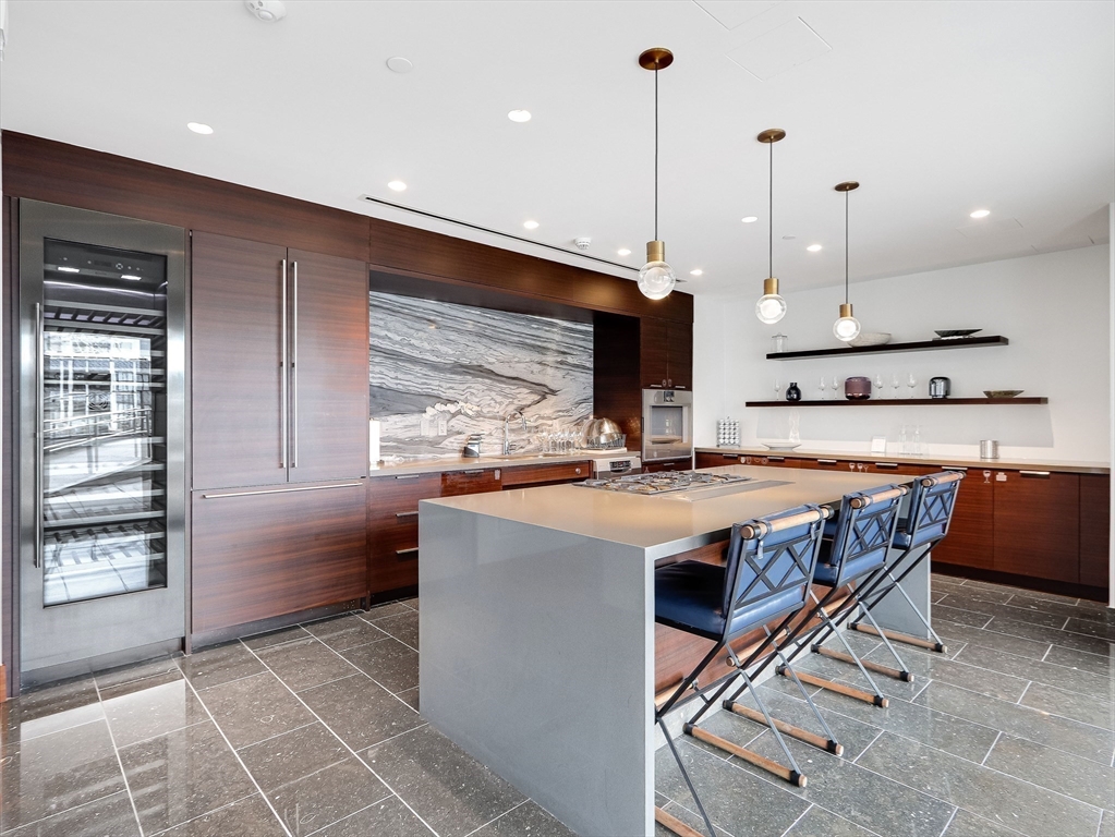 300 Pier 4 Blvd # 8A