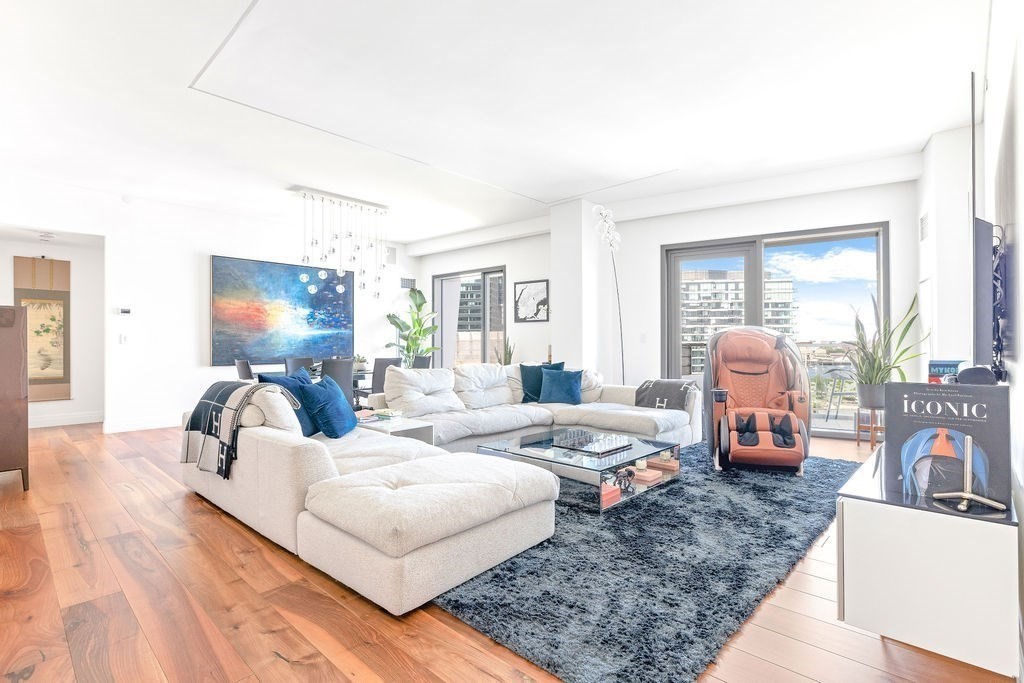 300 Pier 4 Blvd # 8A