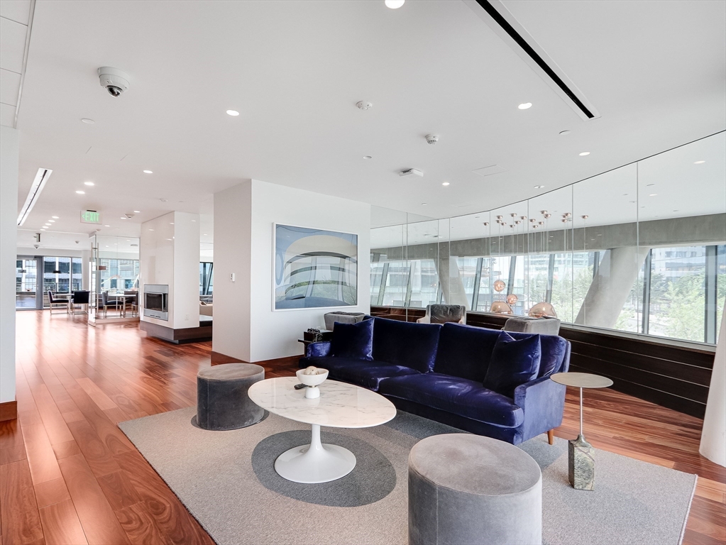300 Pier 4 Blvd # 8A