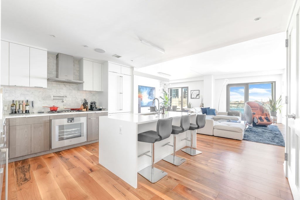 300 Pier 4 Blvd # 8A