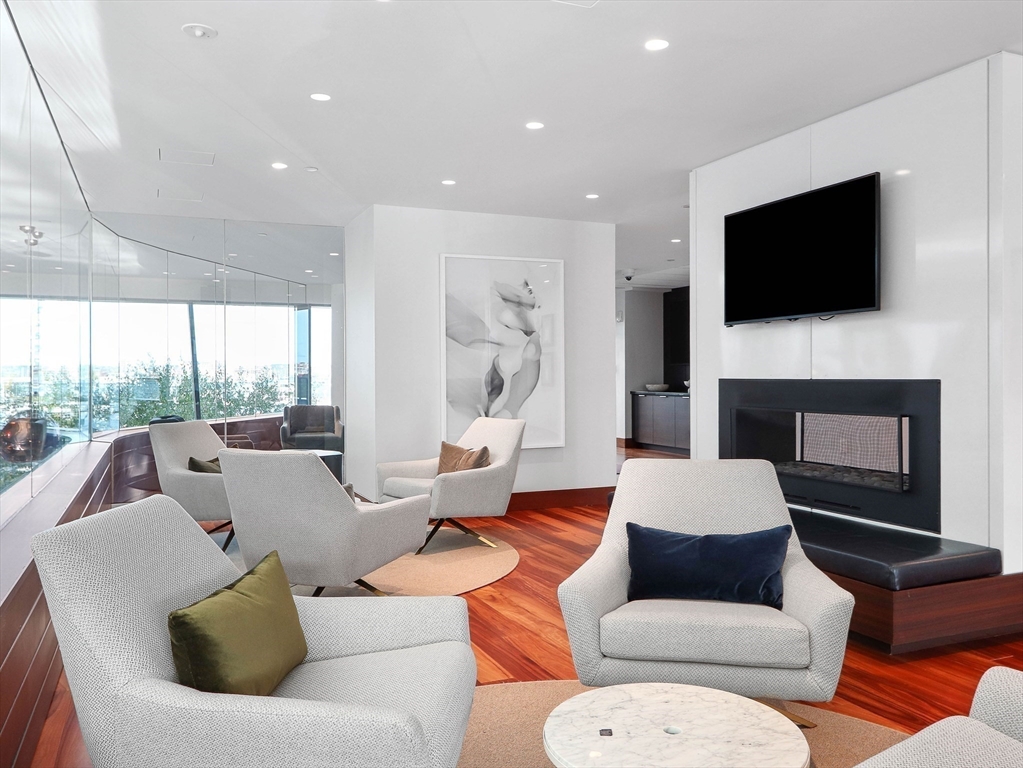 300 Pier 4 Blvd # 8A