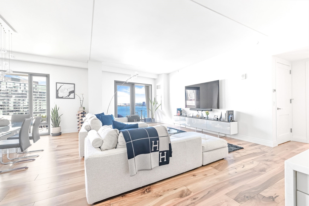 300 Pier 4 Blvd # 8A