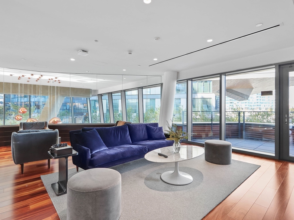 300 Pier 4 Blvd # 8A