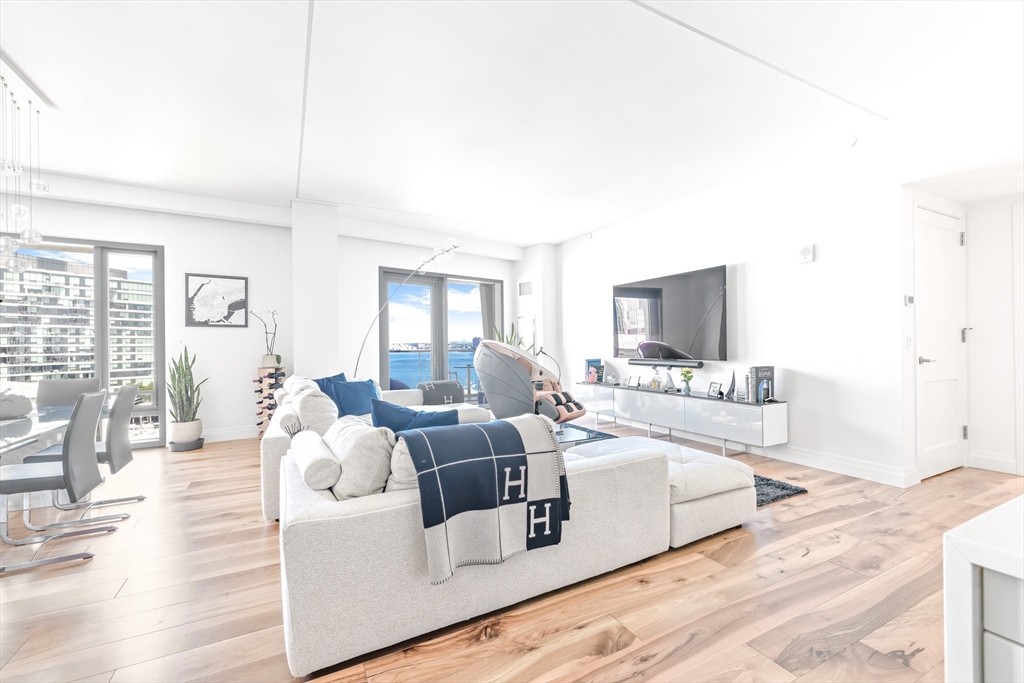 300 Pier 4 Blvd # 8A