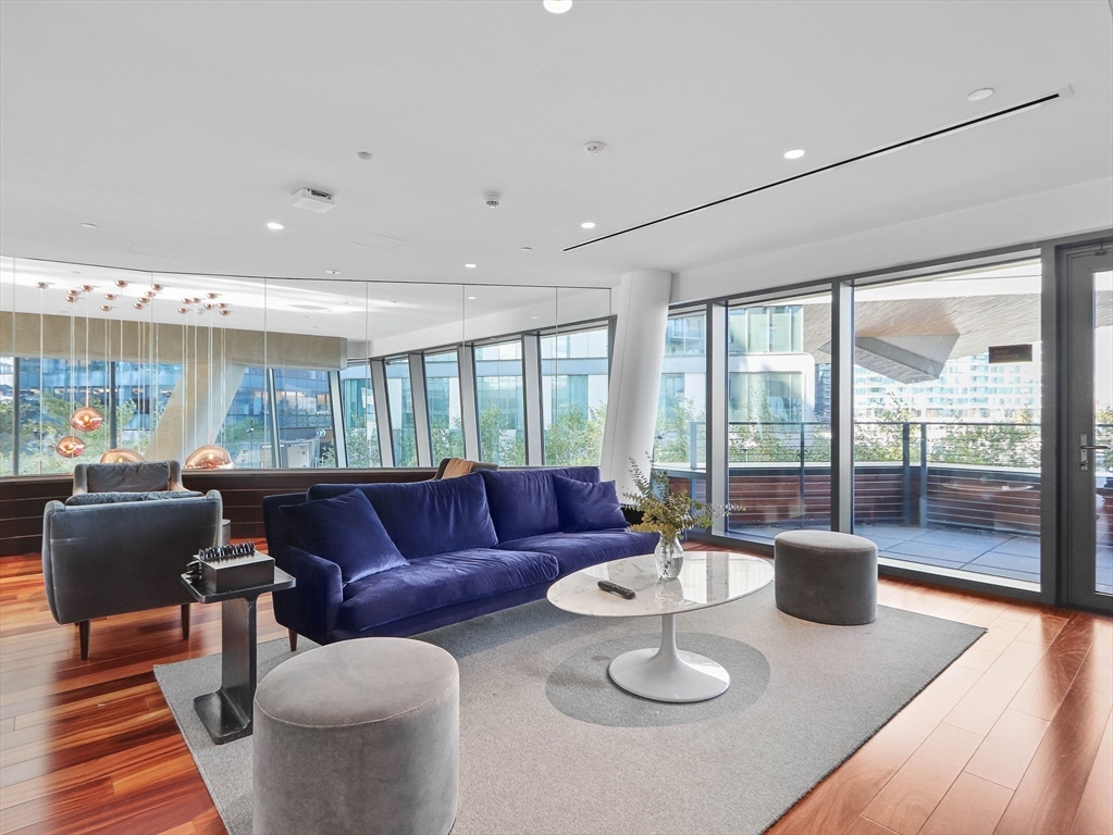 300 Pier 4 Blvd # 8A