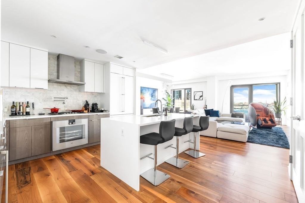 300 Pier 4 Blvd # 8A