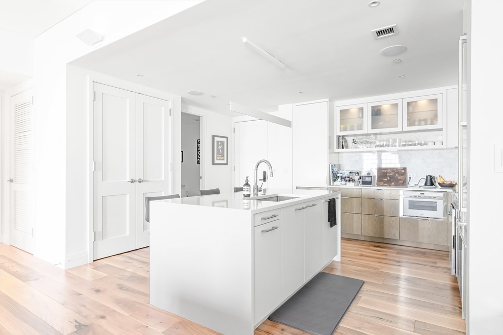 300 Pier 4 Blvd # 8A