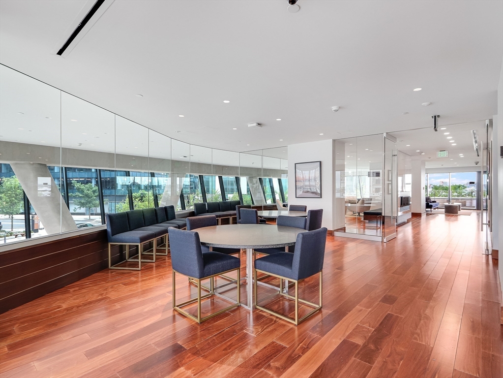 300 Pier 4 Blvd # 8A