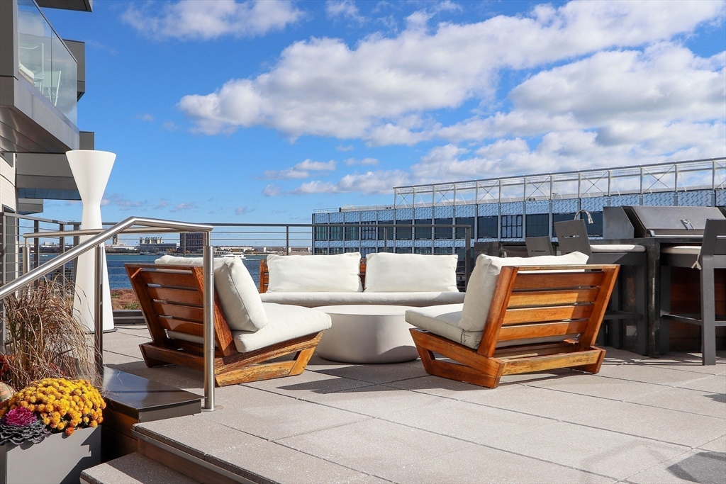 300 Pier 4 Blvd # 8A