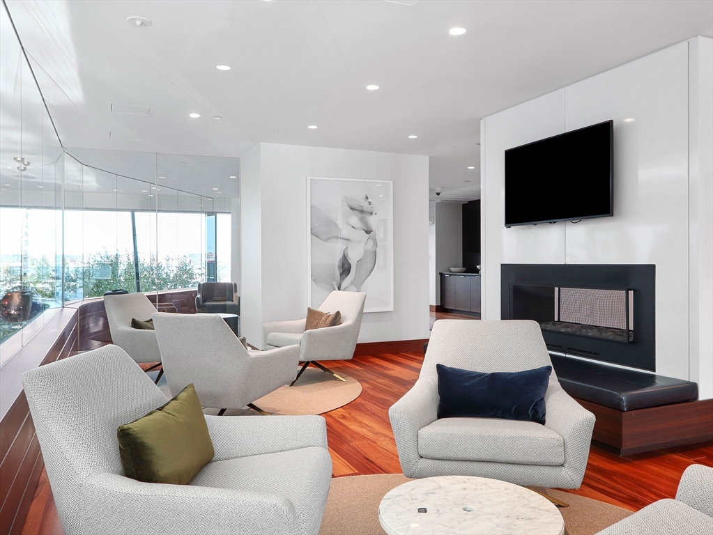 300 Pier 4 Blvd # 8A