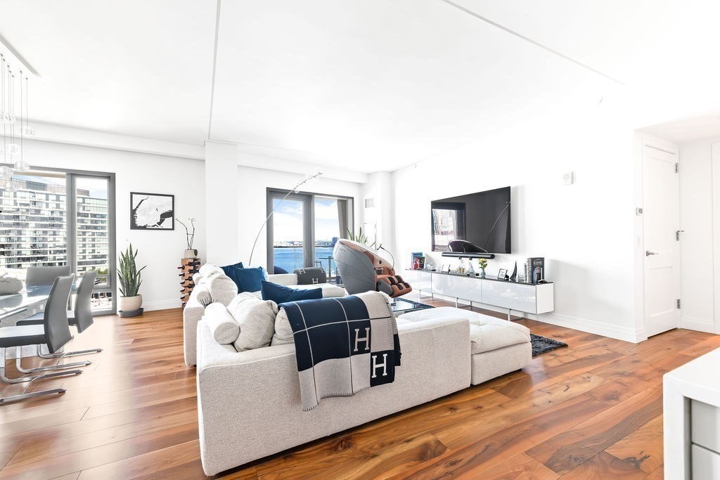 300 Pier 4 Blvd # 8A