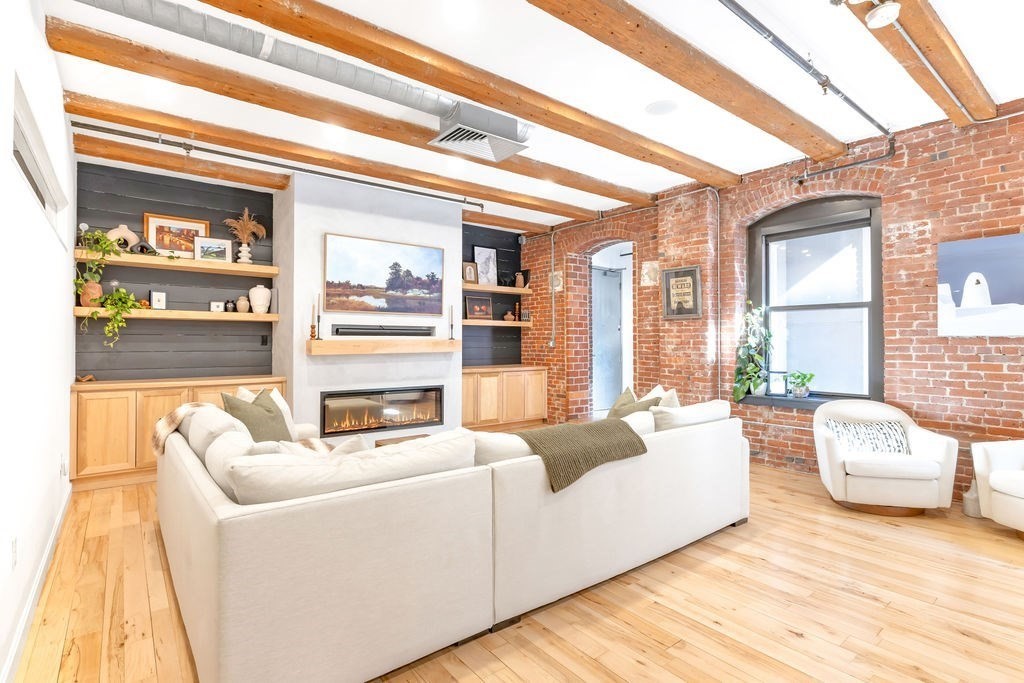 21 Wormwood St # 318 Unit: 316 & 318