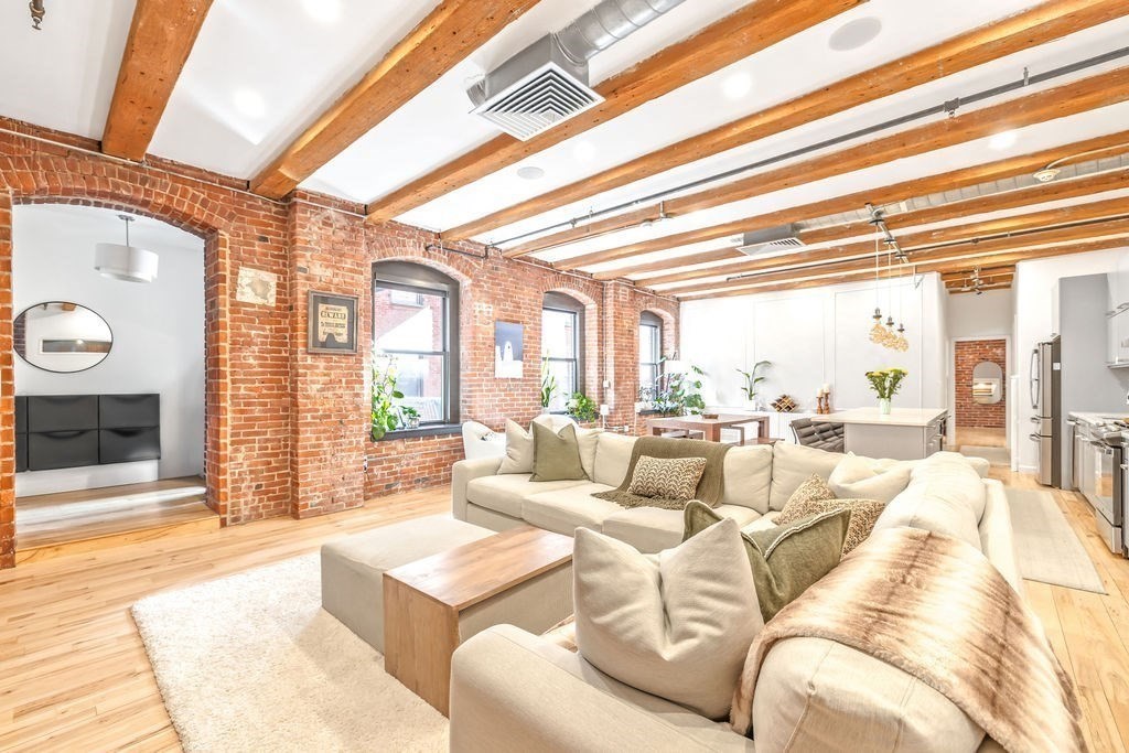 21 Wormwood St # 318 Unit: 316 & 318