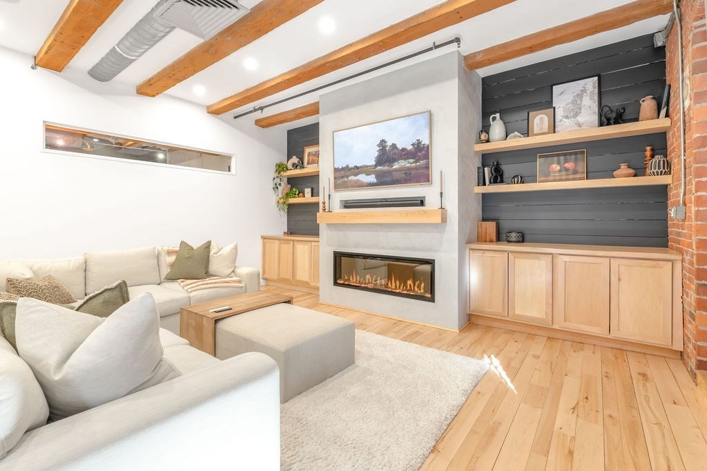 21 Wormwood St # 318 Unit: 316 & 318