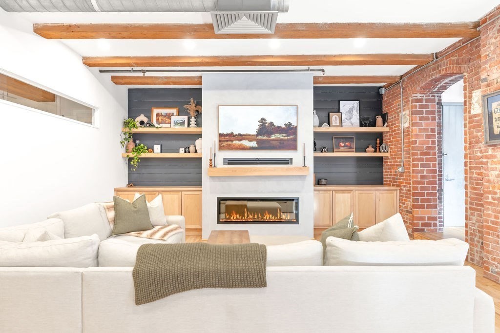 21 Wormwood St # 318 Unit: 316 & 318