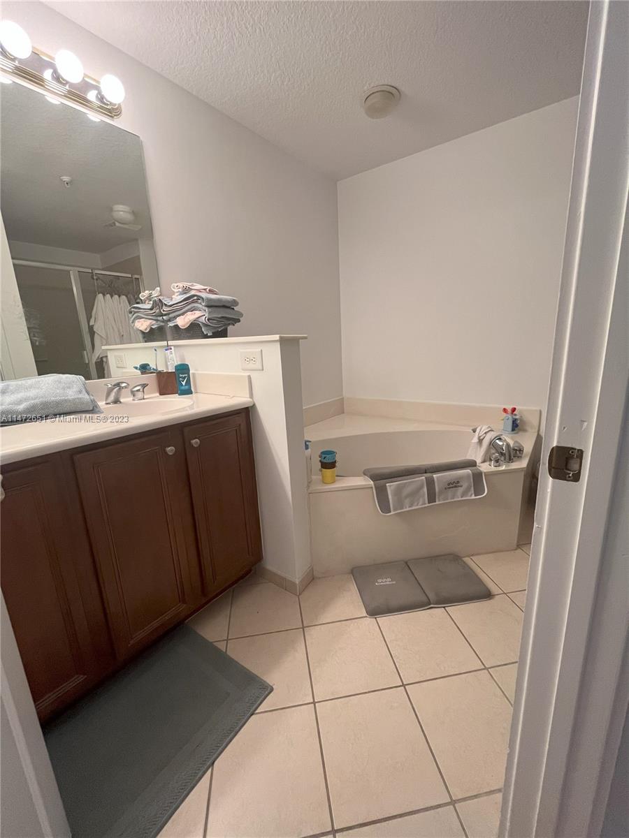 9021 SW 94th St # 605