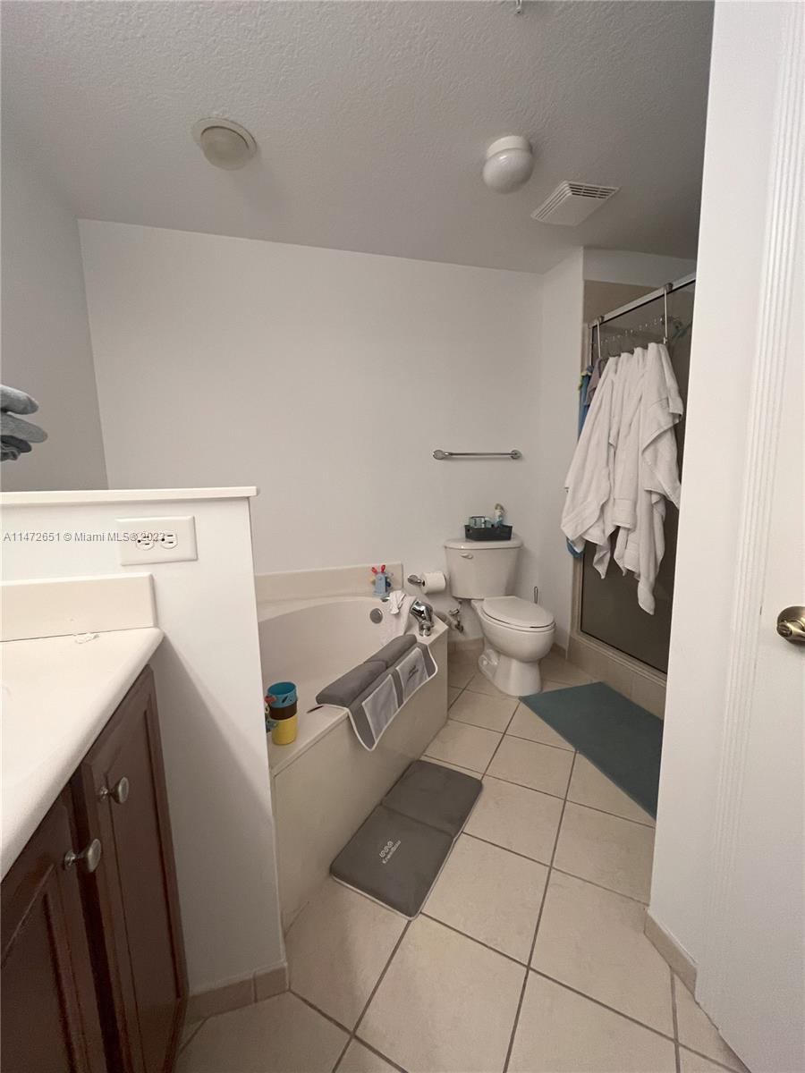 9021 SW 94th St # 605