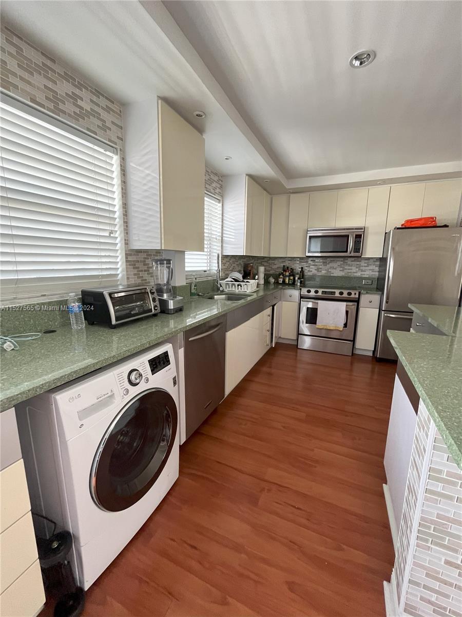 221 Meridian Ave # 506