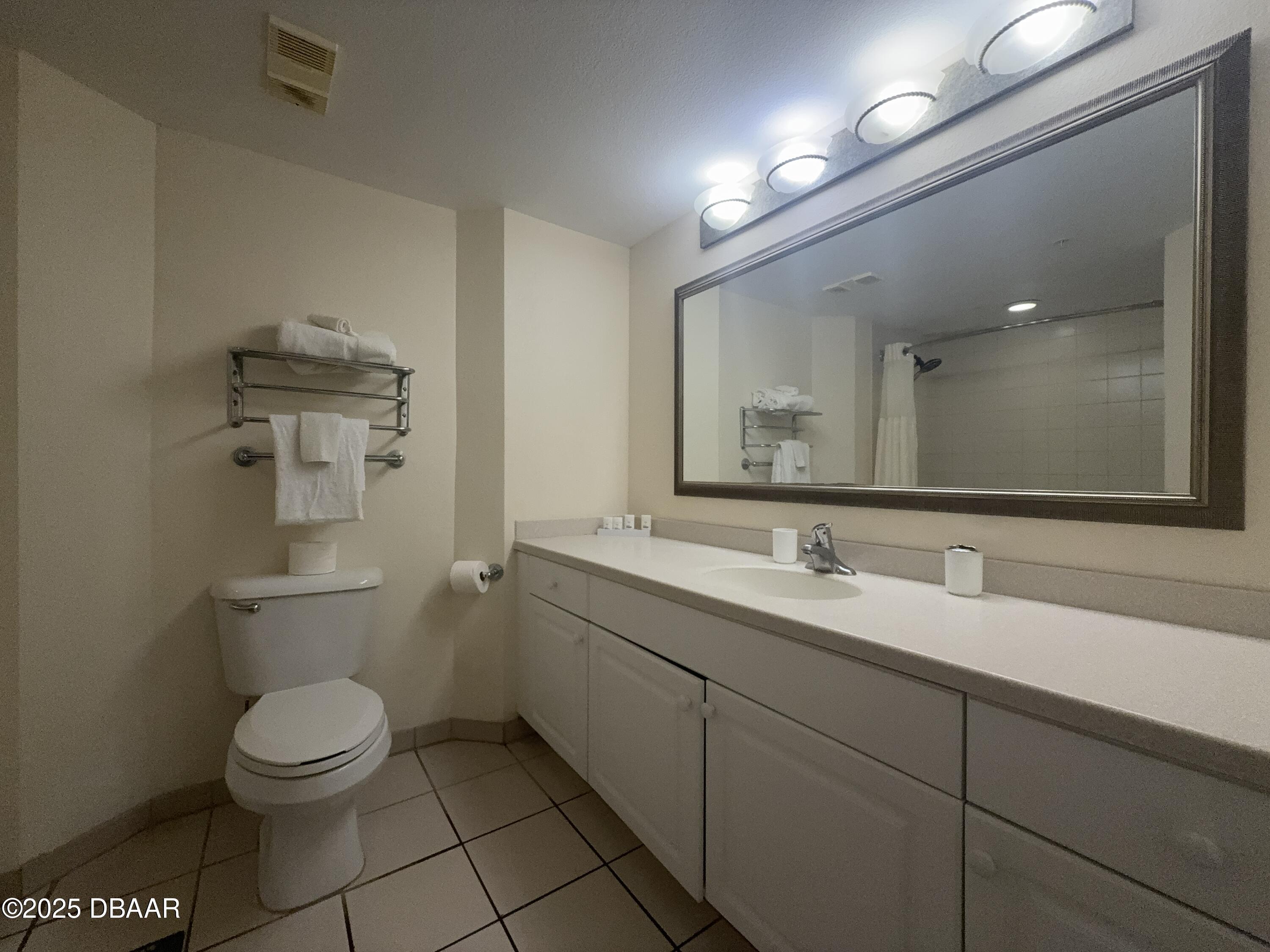 2700 N Atlantic Avenue, 711