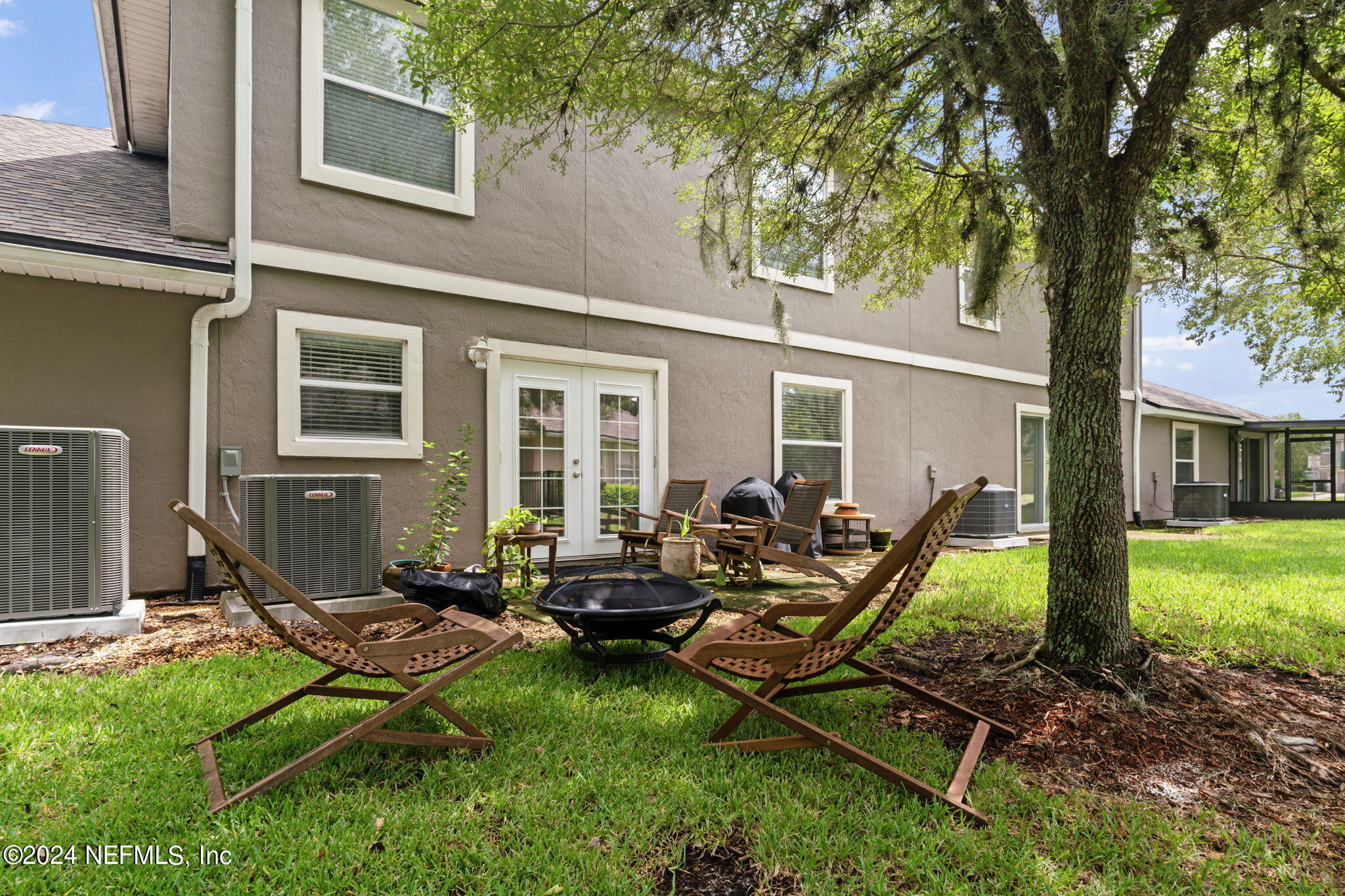 1590 VINELAND Circle, UNIT B