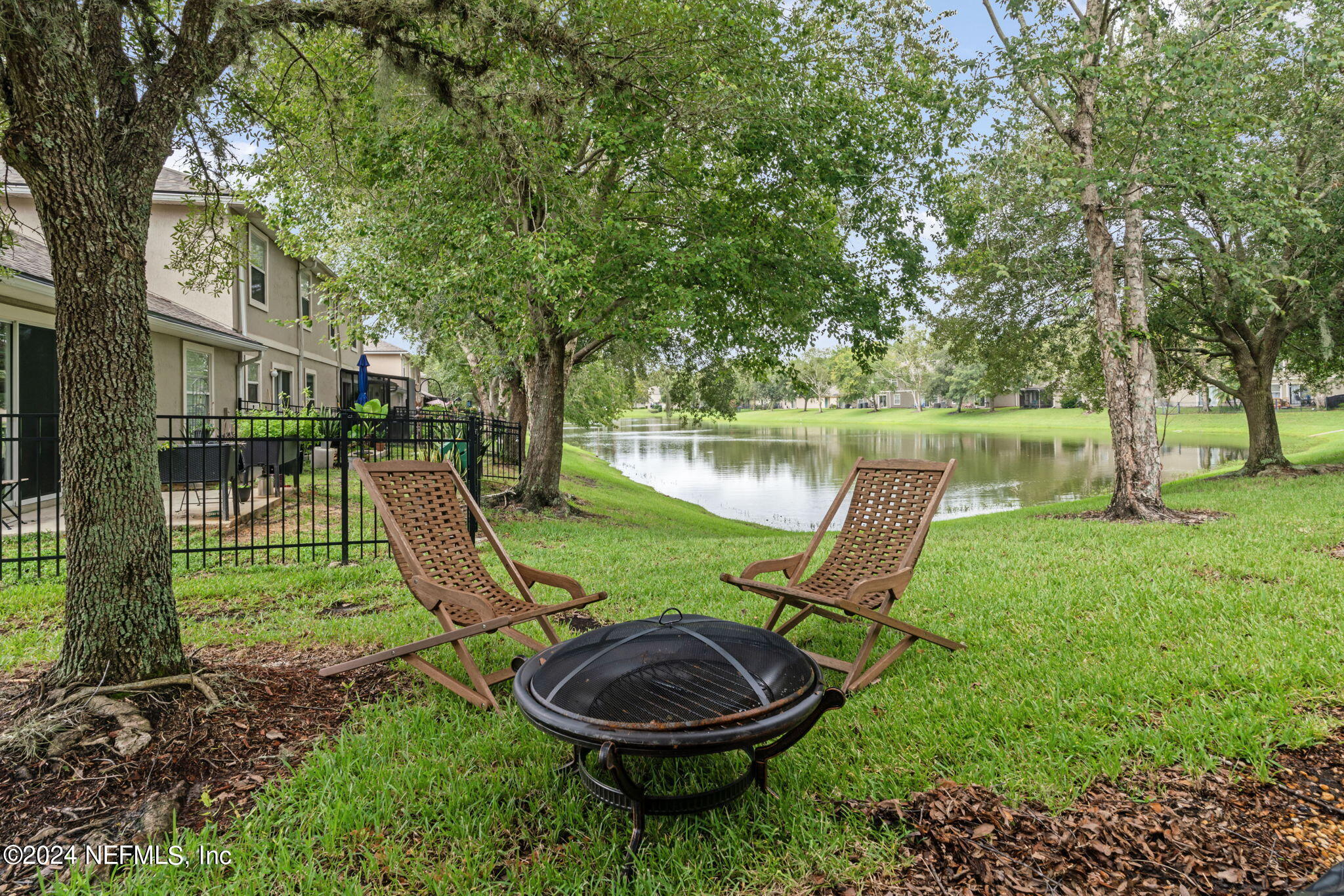 1590 VINELAND Circle, UNIT B