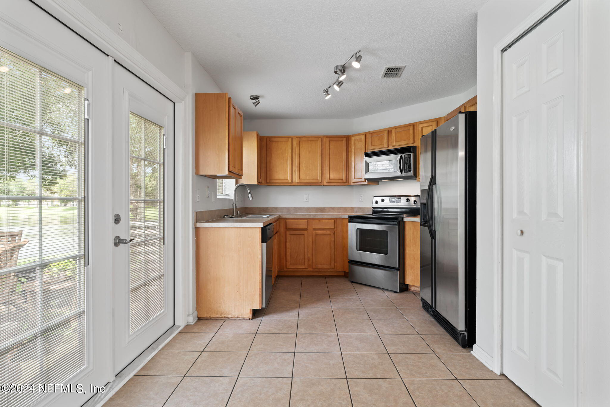 1590 VINELAND Circle, UNIT B