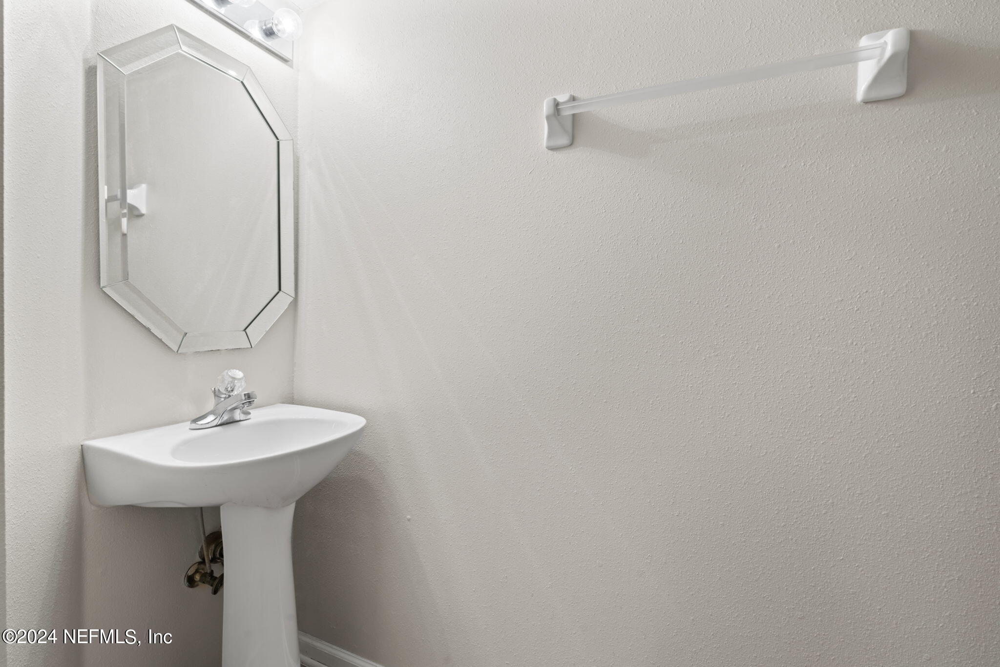 1590 VINELAND Circle, UNIT B