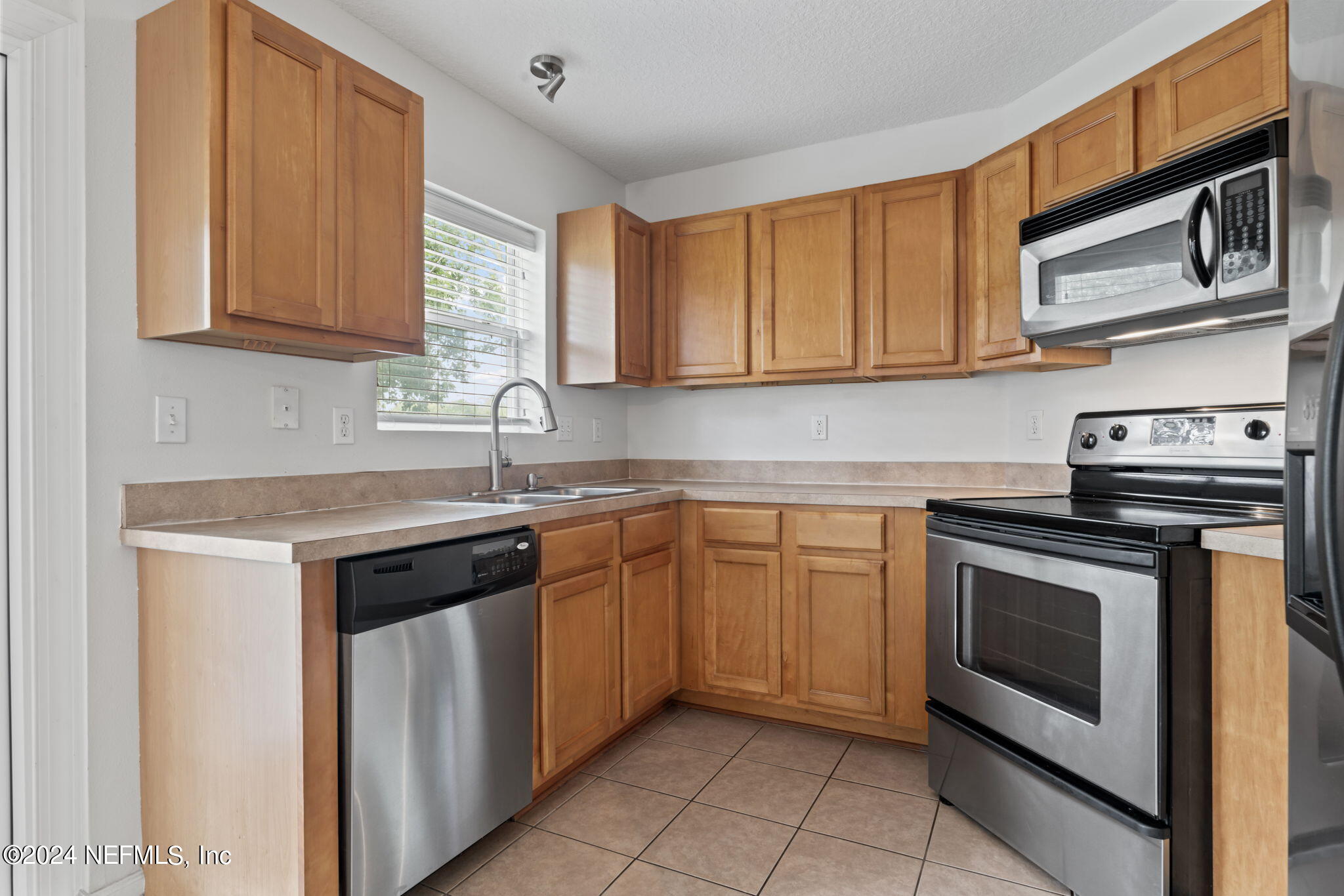 1590 VINELAND Circle, UNIT B