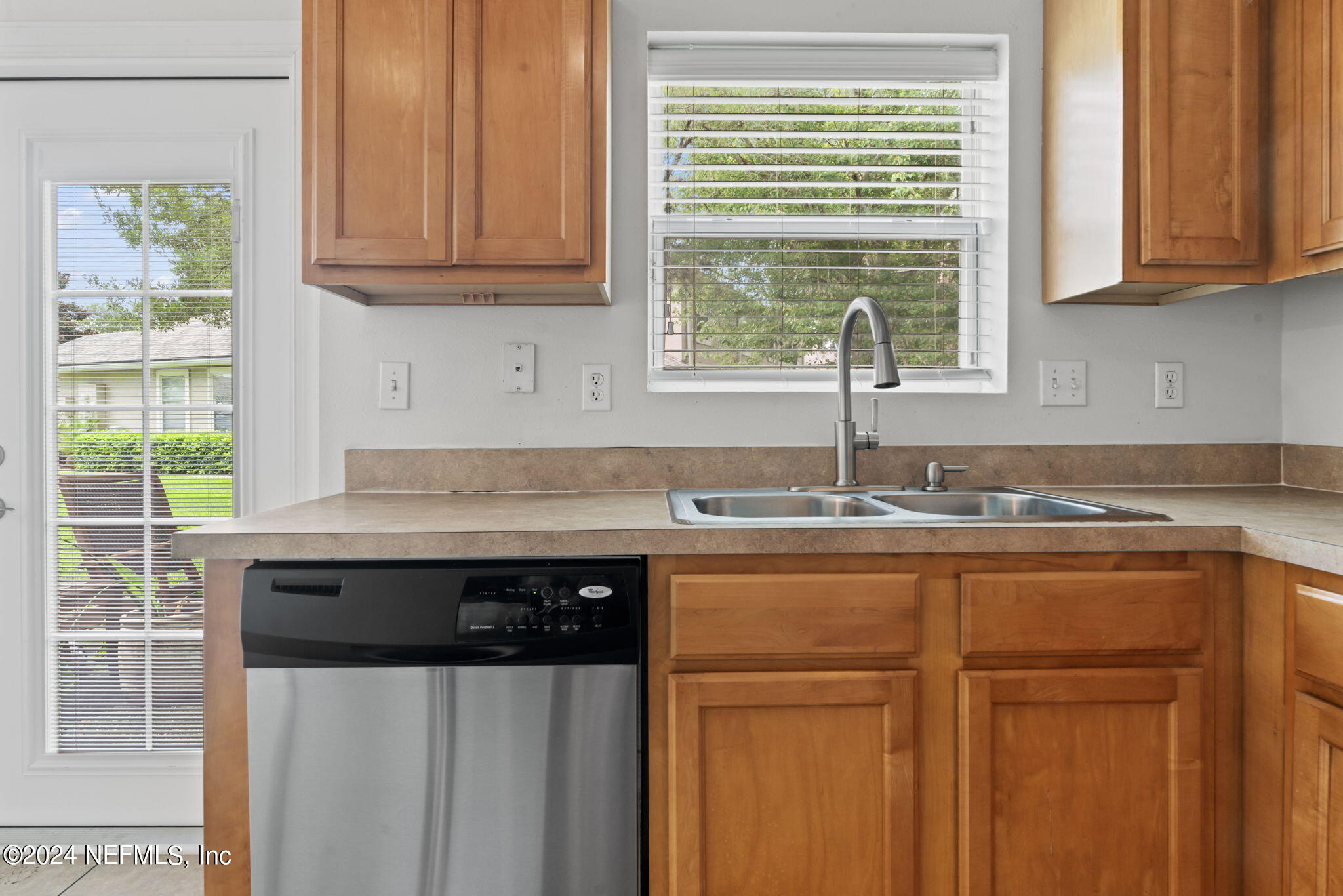 1590 VINELAND Circle, UNIT B