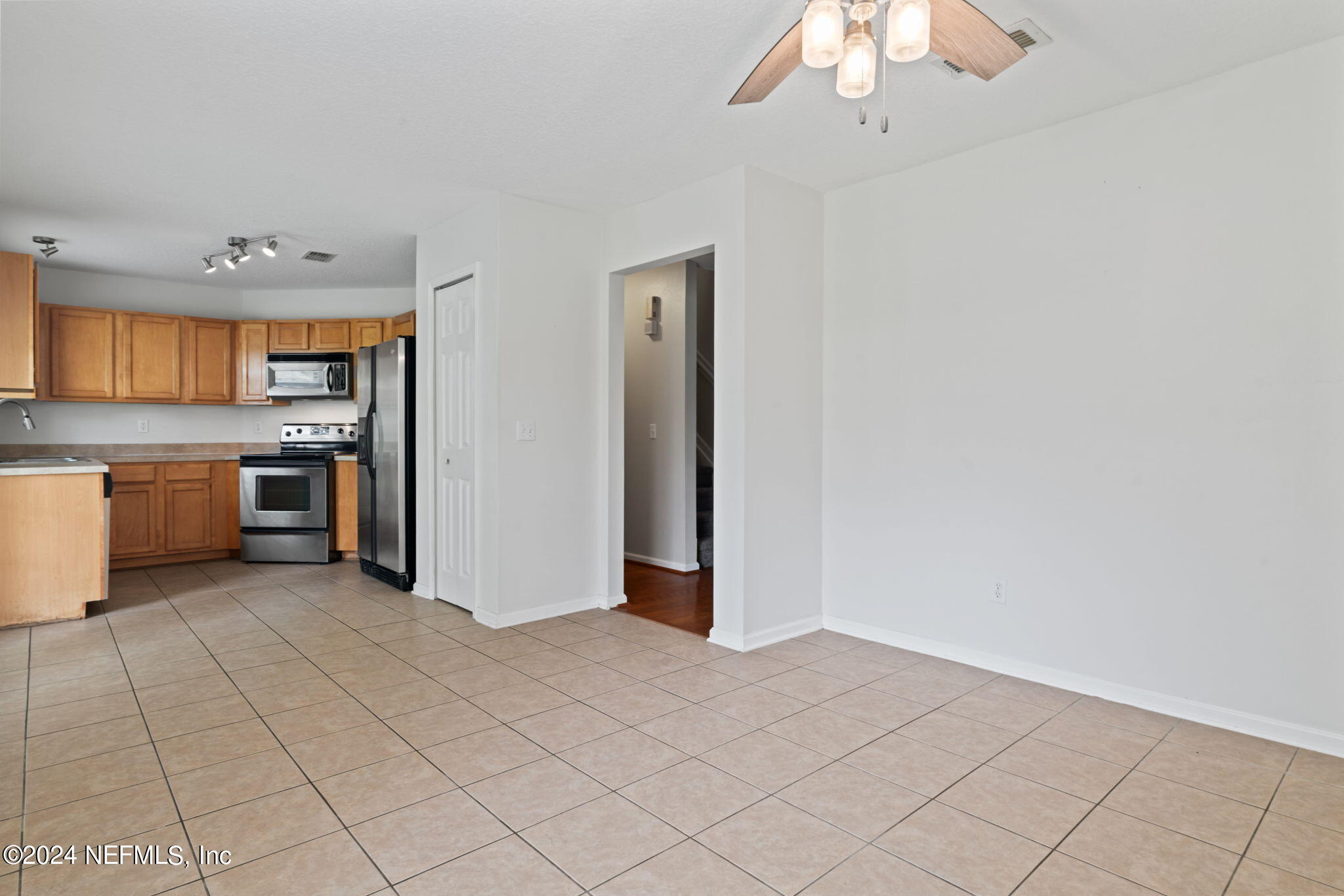 1590 VINELAND Circle, UNIT B