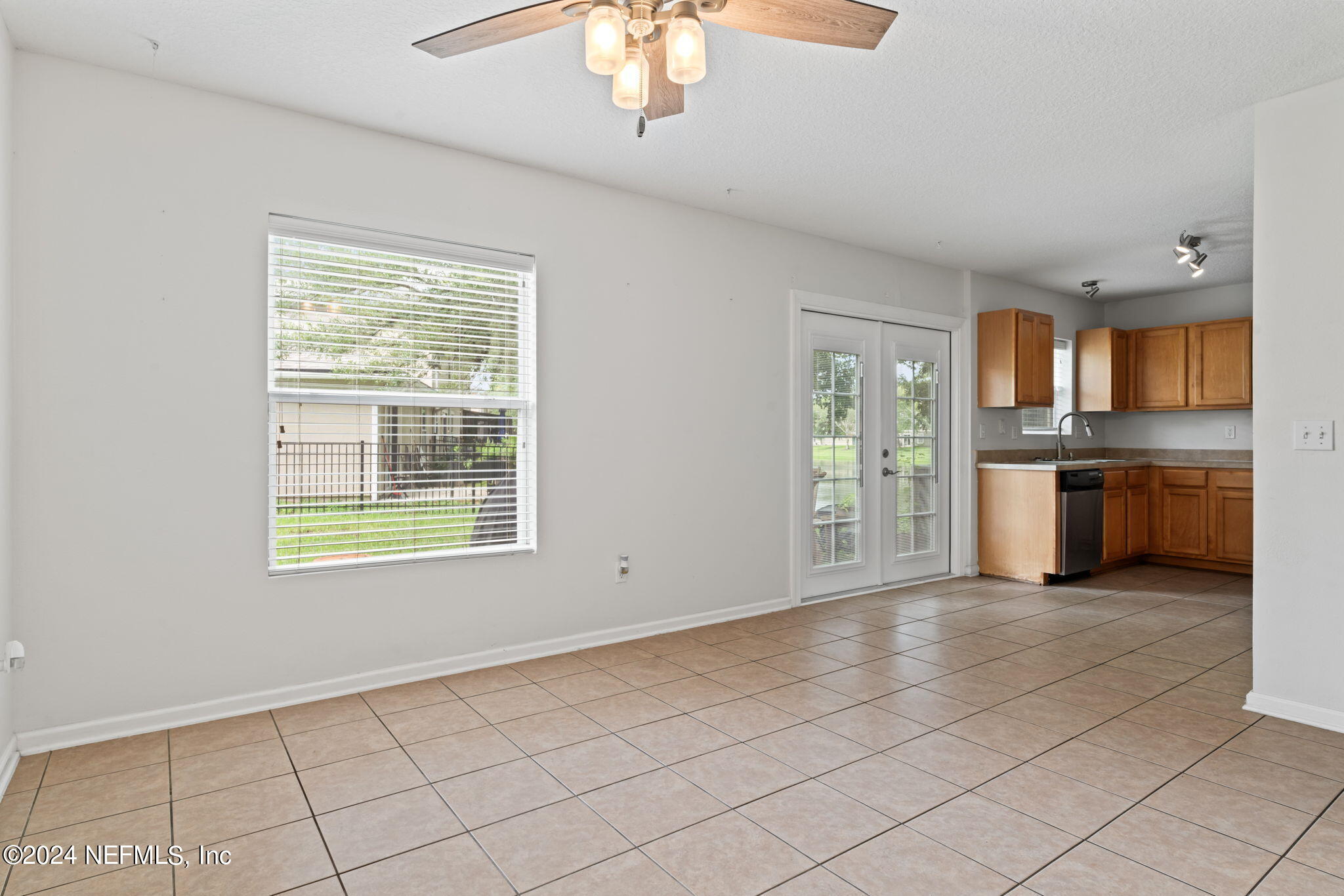 1590 VINELAND Circle, UNIT B