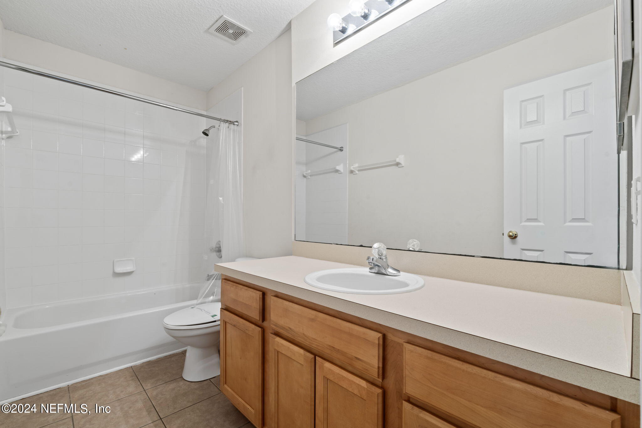 1590 VINELAND Circle, UNIT B