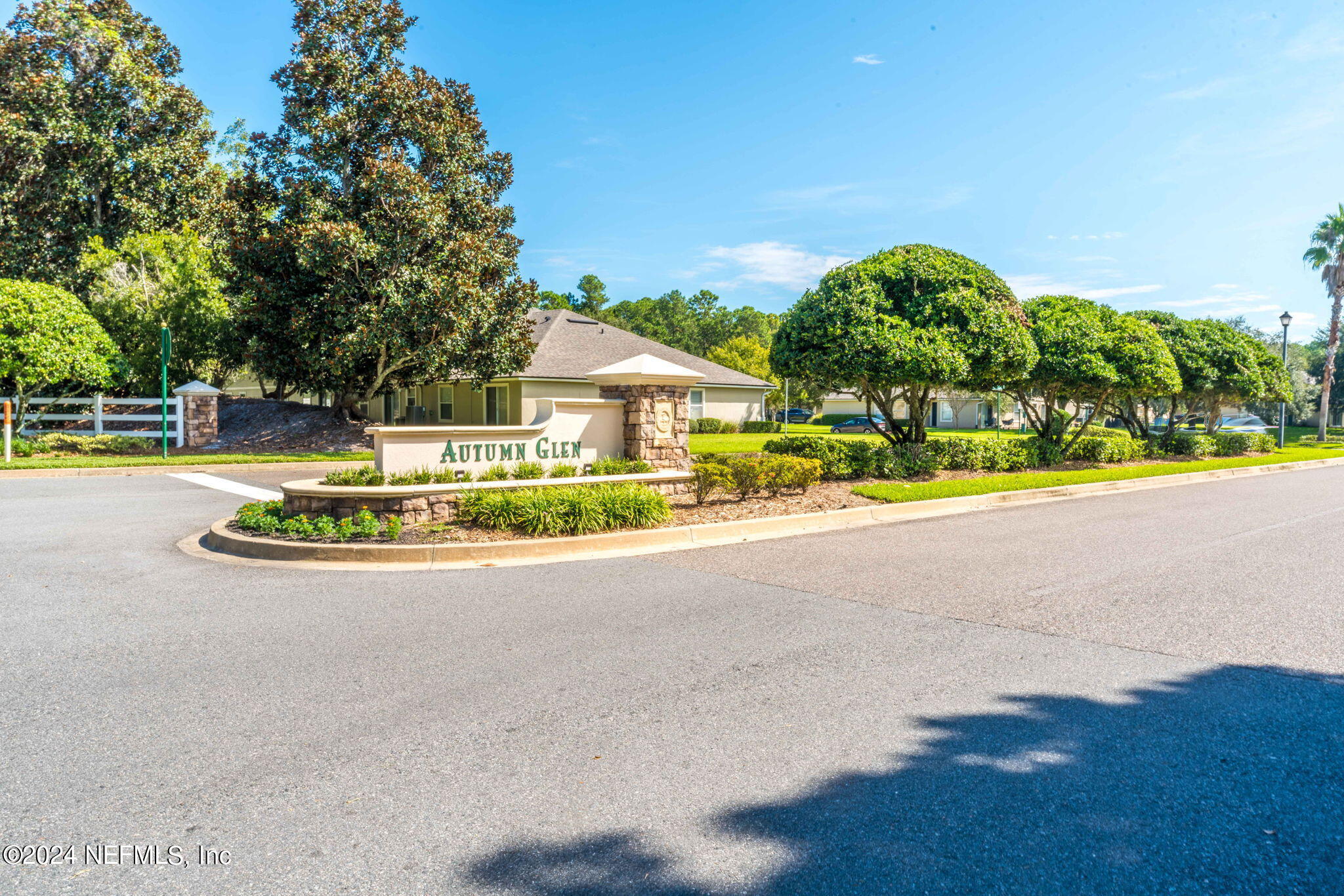 1590 VINELAND Circle, UNIT B