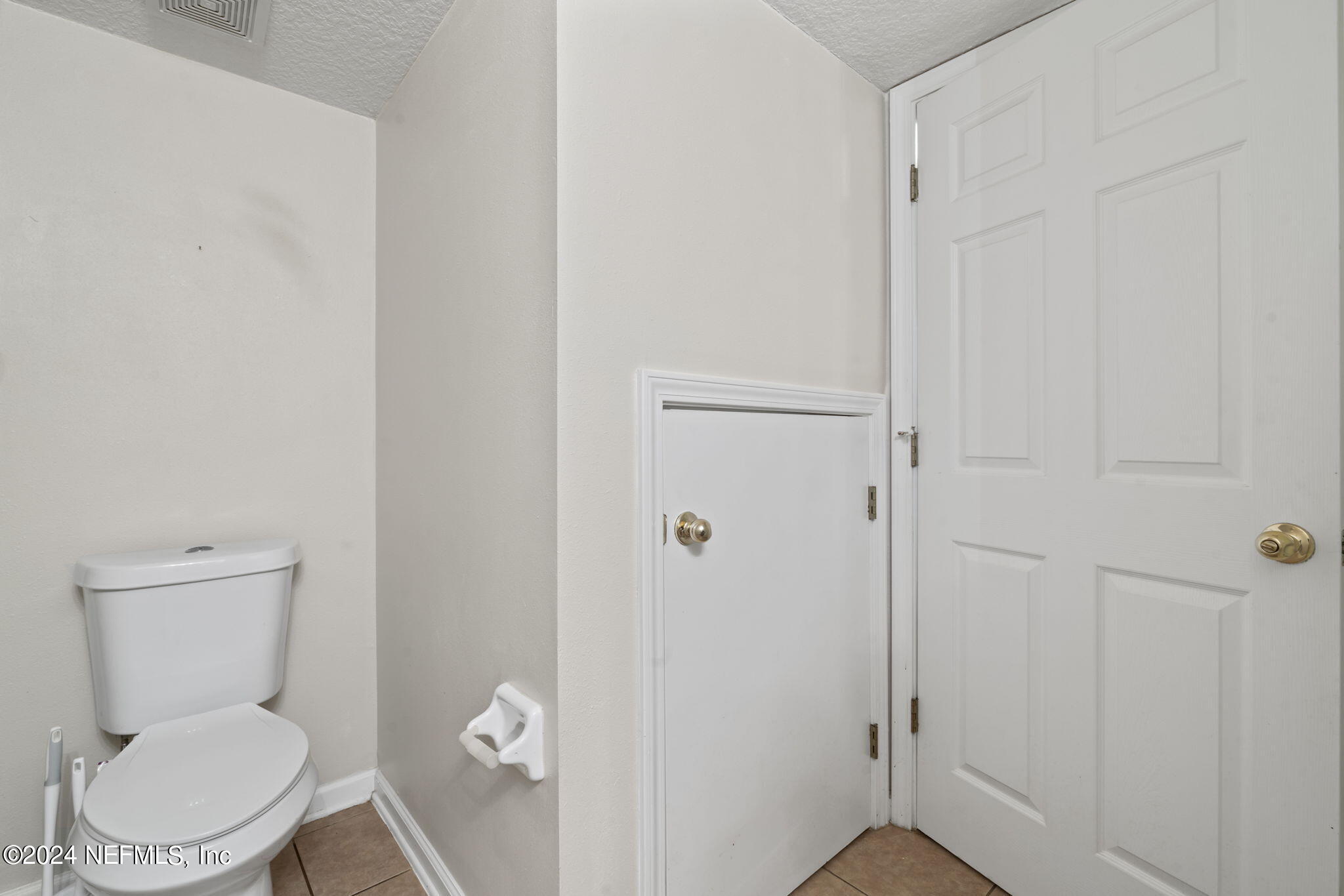 1590 VINELAND Circle, UNIT B