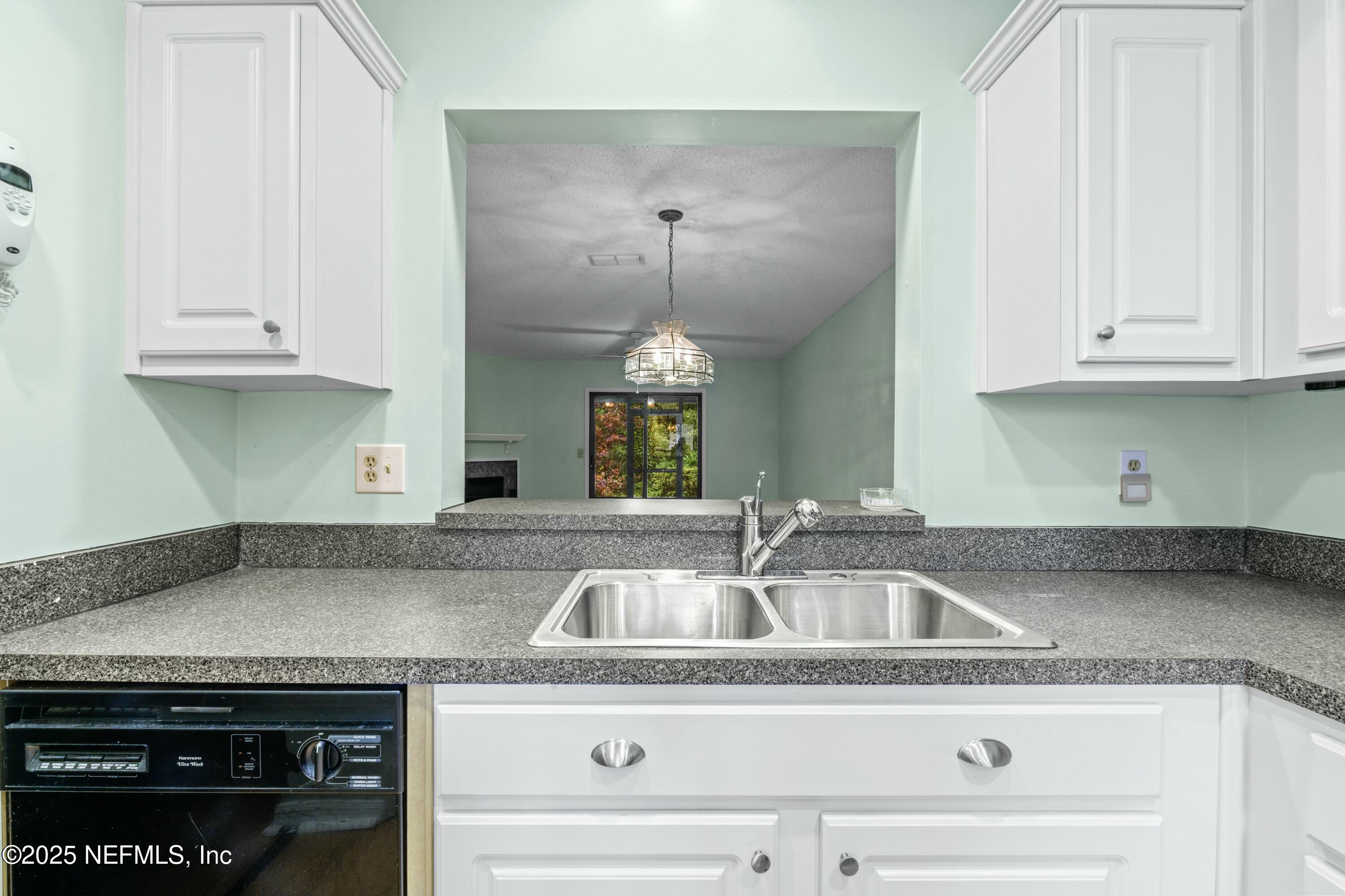 85 DEBARRY Avenue, 1064