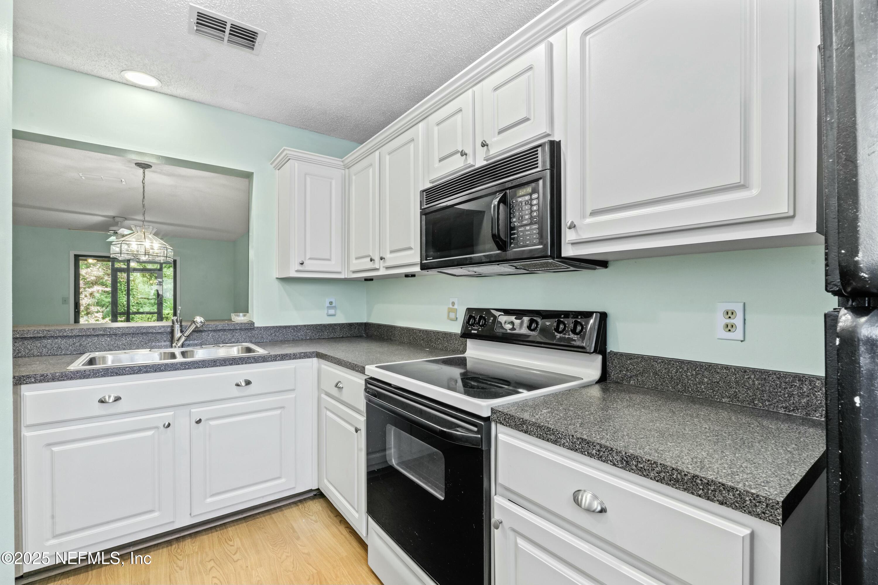 85 DEBARRY Avenue, 1064