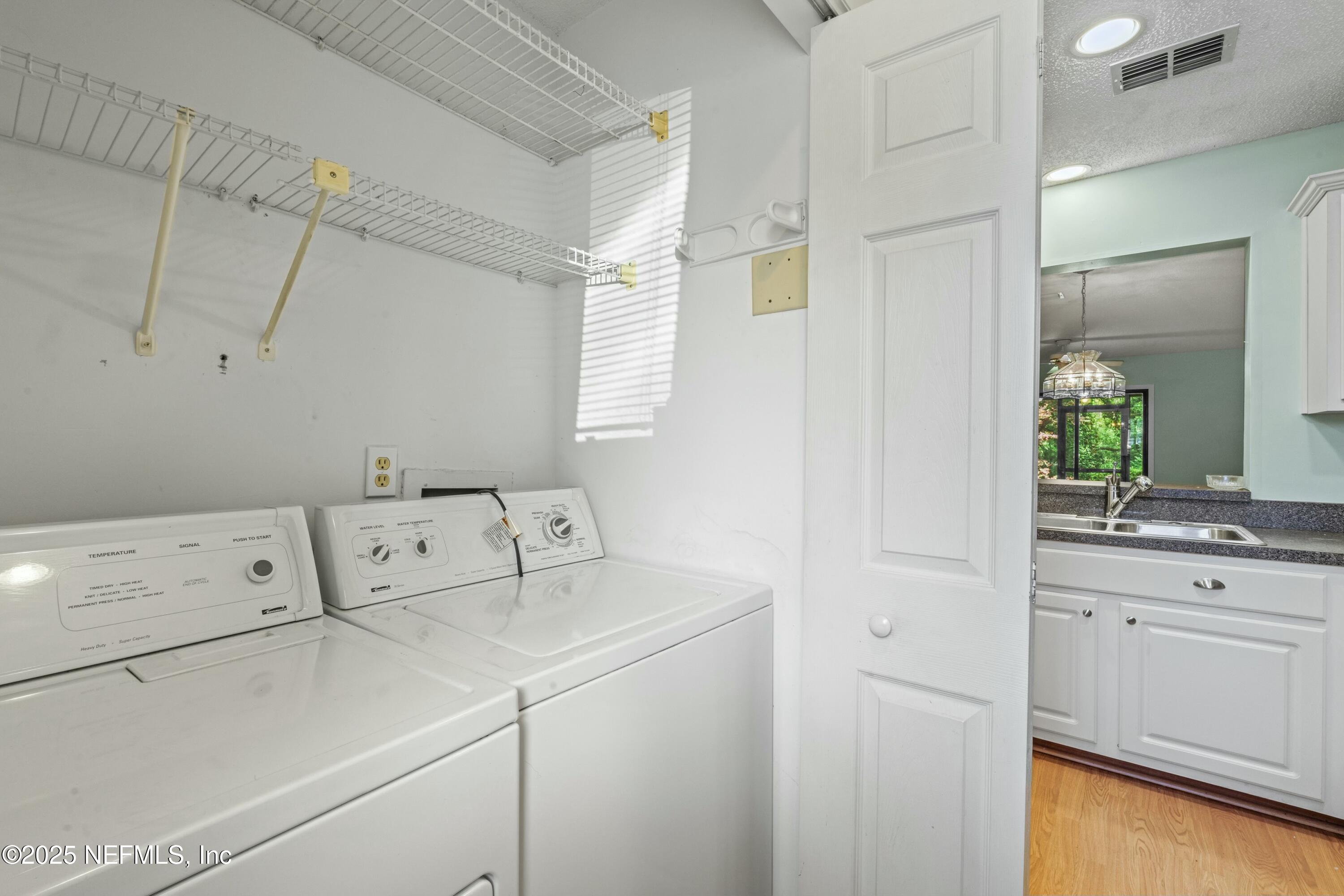 85 DEBARRY Avenue, 1064