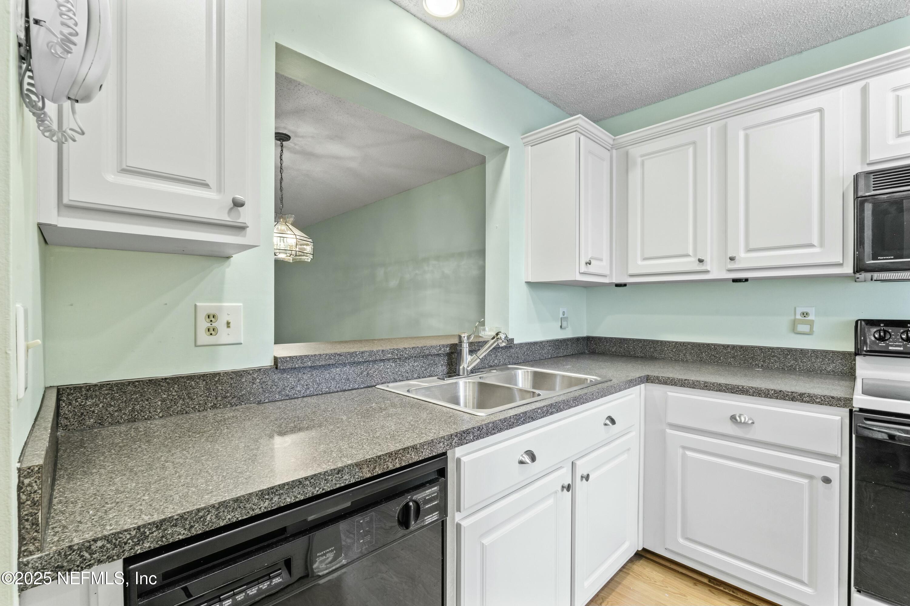 85 DEBARRY Avenue, 1064