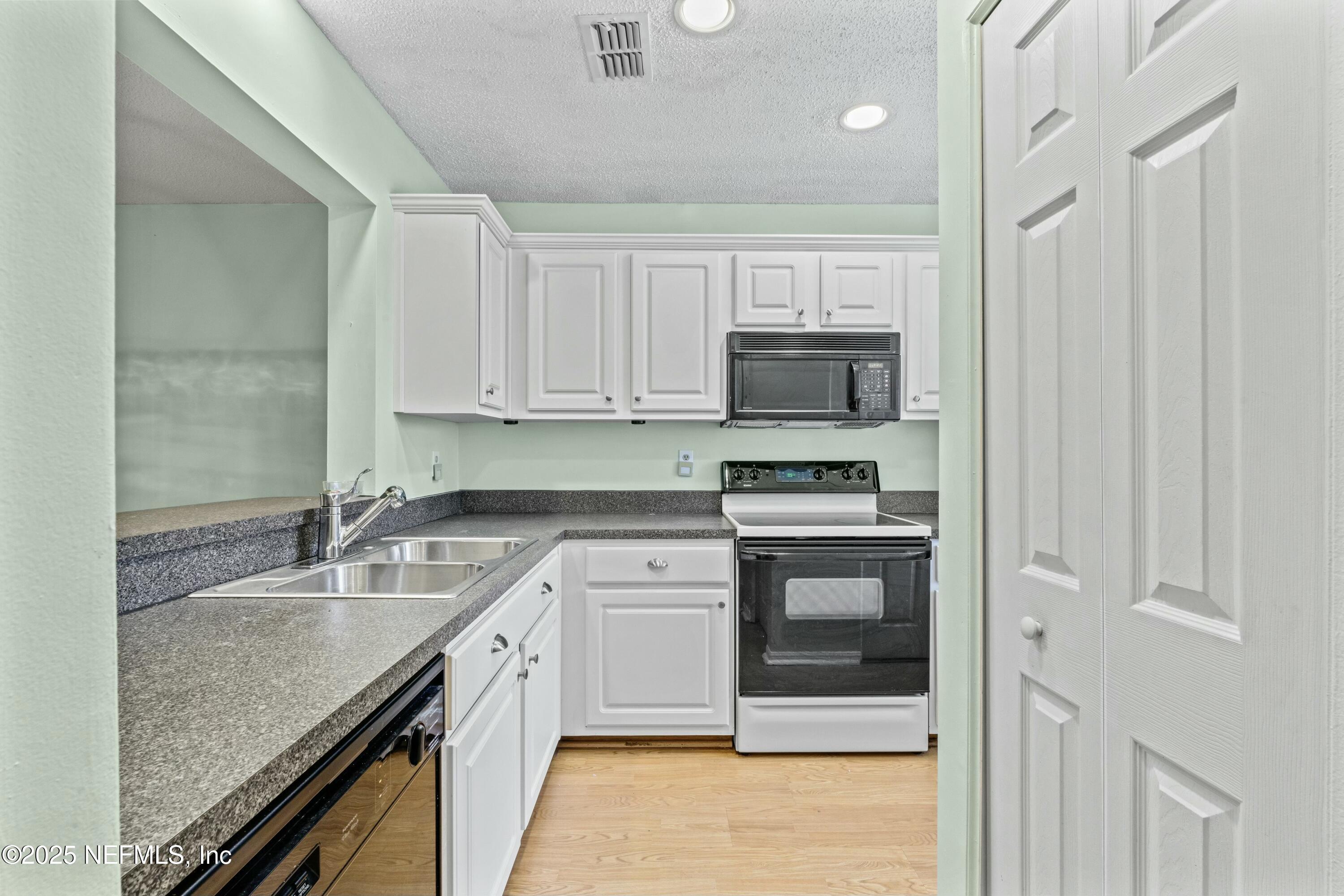 85 DEBARRY Avenue, 1064